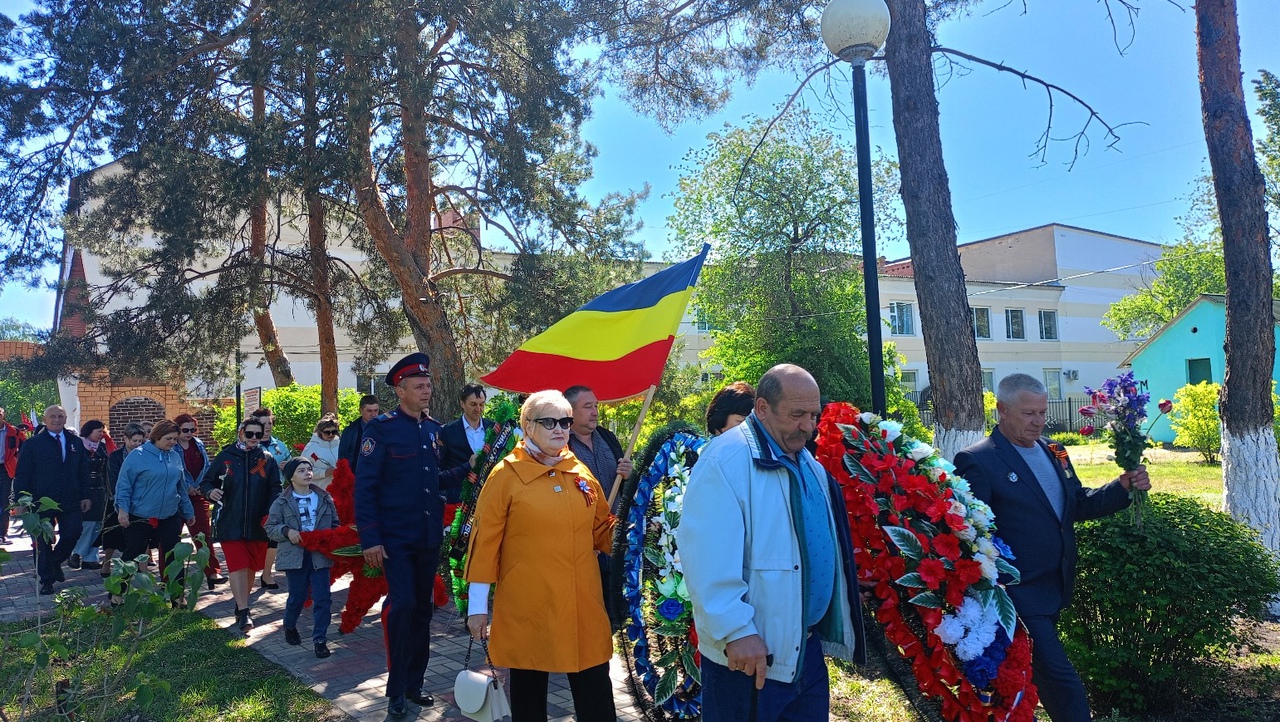 Сегодня в парке культуры и отдыха в рабочем поселке Елань-Коленовский прошло возложение венков и цветов к братской могиле, памятникам &quot;Ветеранам боевых действий&quot; и Родина-Мать.