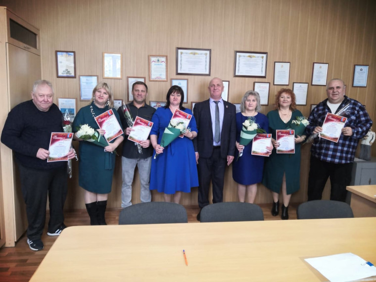 Глава Елань-Коленовского городского поселения Николай Викторович Селин, поздравил коллектив МКУ КСК "Кристалл" с профессиональным праздником Днем работника культуры и пожелал дальнейших творческих успехов💐. Глава Елань-Коленовского городского поселения Николай Викторович Селин, поздравил коллектив МКУ КСК "Кристалл" с профессиональным праздником Днем работника культуры и пожелал дальнейших творческих успехов💐.